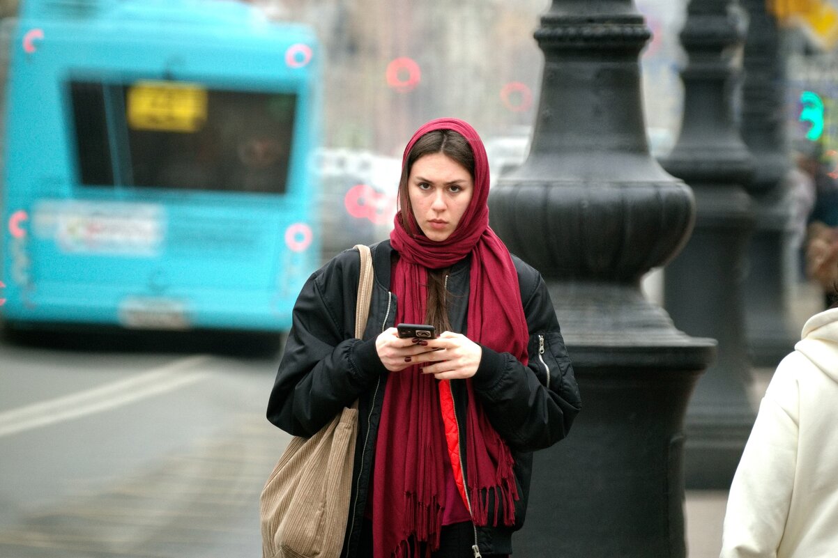 На невском, в ожидании автобуса. Ранняя весна. - Владимир Тарасов