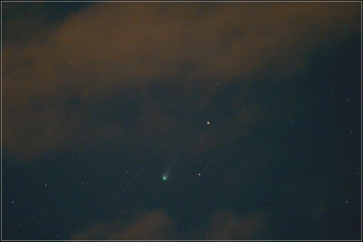 Комета сквозь облака и спутник - Сеня Белгородский Комета сквозь облака и спутник - Сеня Белгородский