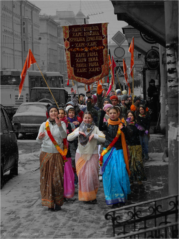 Воскресное шествие. Ул. Восстания. 2012 г. - Станислав Лебединский Воскресное шествие. Ул. Восстания. 2012 г. - Станислав Лебединский
