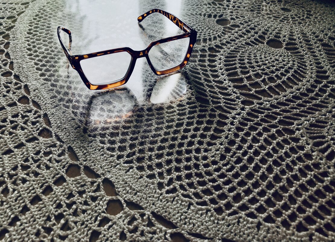 Очки на столе - Любовь 