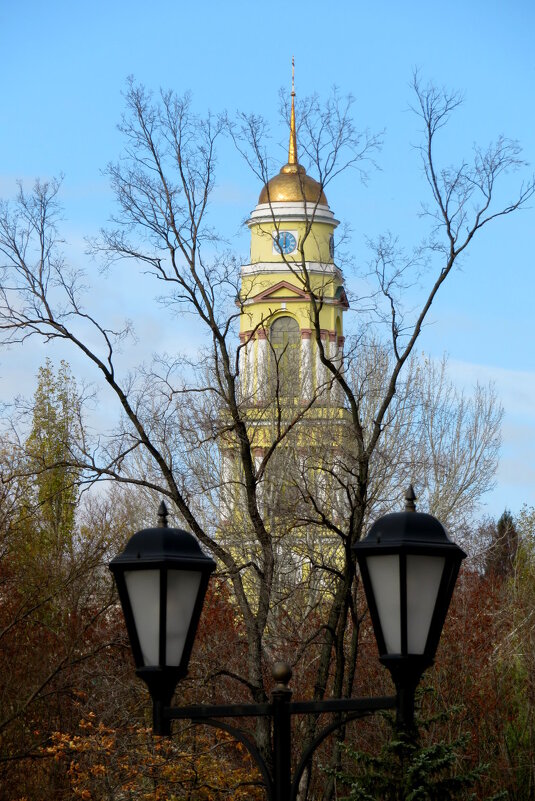 Собор парит над старым парком. - Егор Бабанов