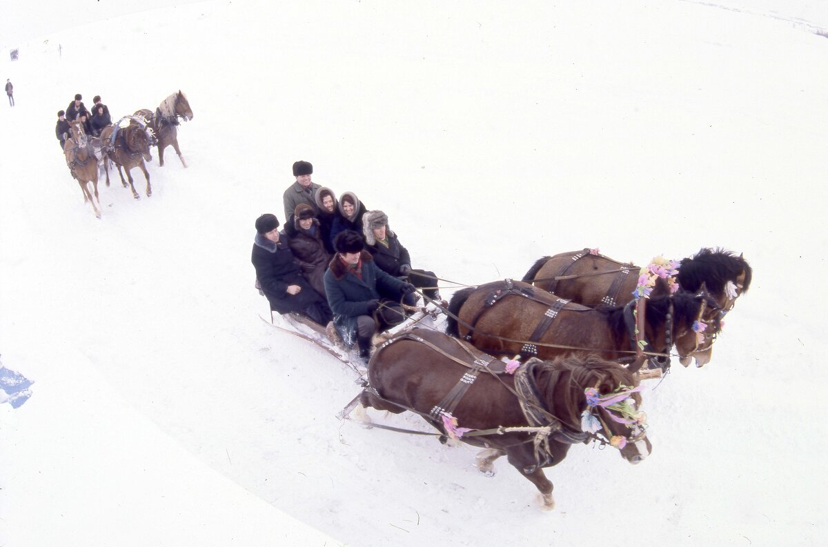 ВЛАДИМИР БЕДУЛЯ И АНДРЕЙ ВОЗНЕСЕНСКИЙ НА ТРОЙКЕ В ГОСТЯХ У БЕДУЛИ. - Юрий Иванов
