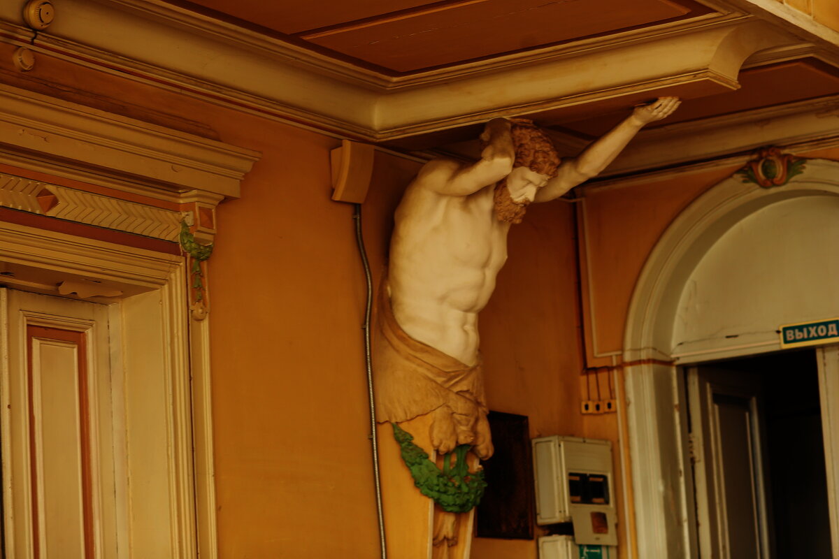 Атлант в библиотеке - Юрий Гайворонскiий