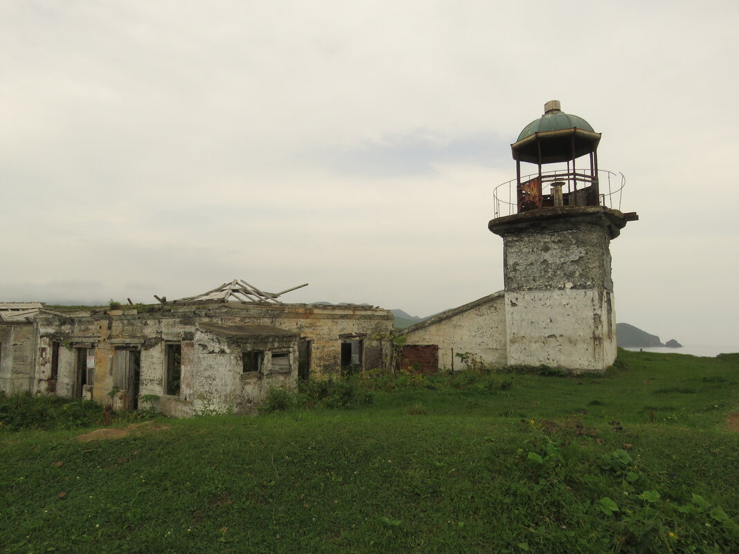 Маяк Кузнецова, на одноимённом мысе на Сахалине. - ИРЭН@ .