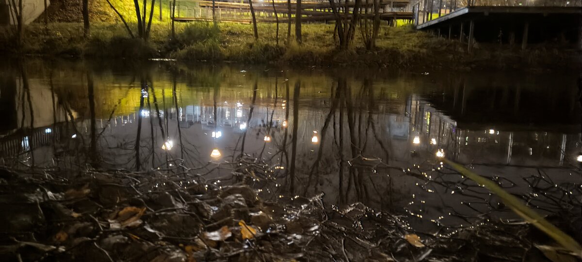 Отражение фонарей на водной глади реки - Ann 