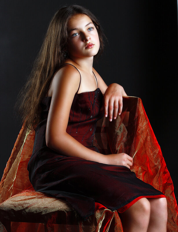 Девочка в бордовом платье - Сергей Удовенко Девочка в бордовом платье - Сергей Удовенко