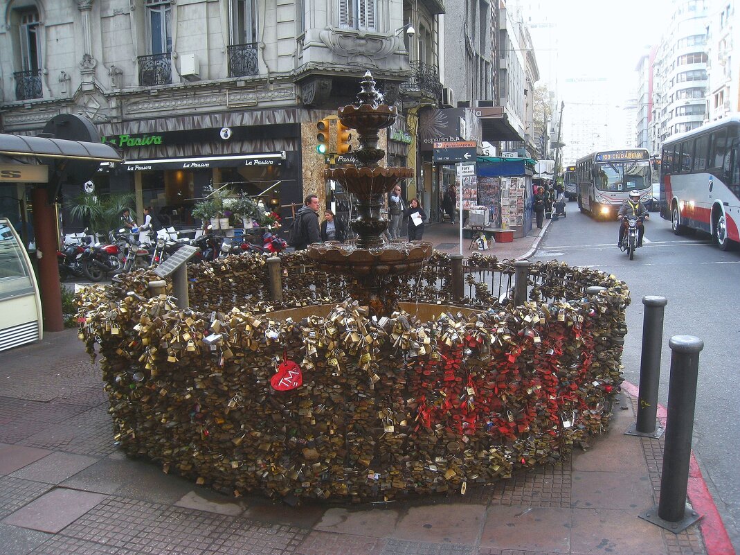 Фонтан Влюбленных в Монтевидео. - unix (Илья Утропов)