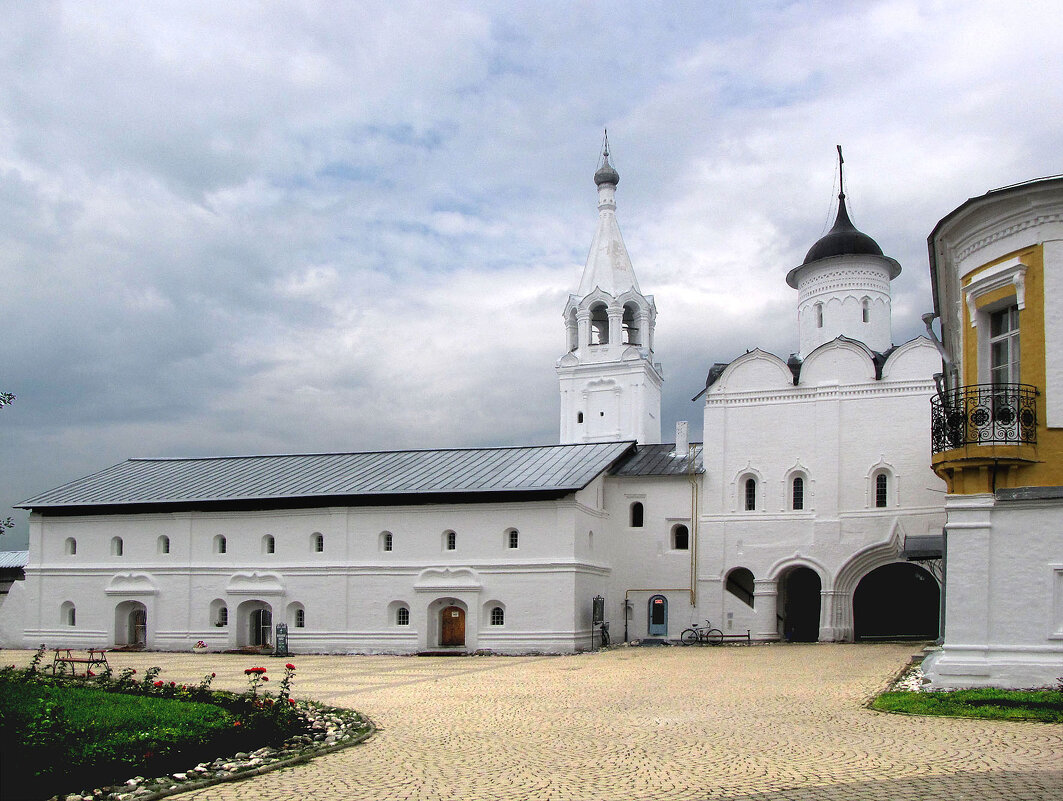 Монастырская гостиница и Святые ворота с храмом Вознесения Господня (Феодора Стратилата) и колокольн - Александр Ильчевский 
