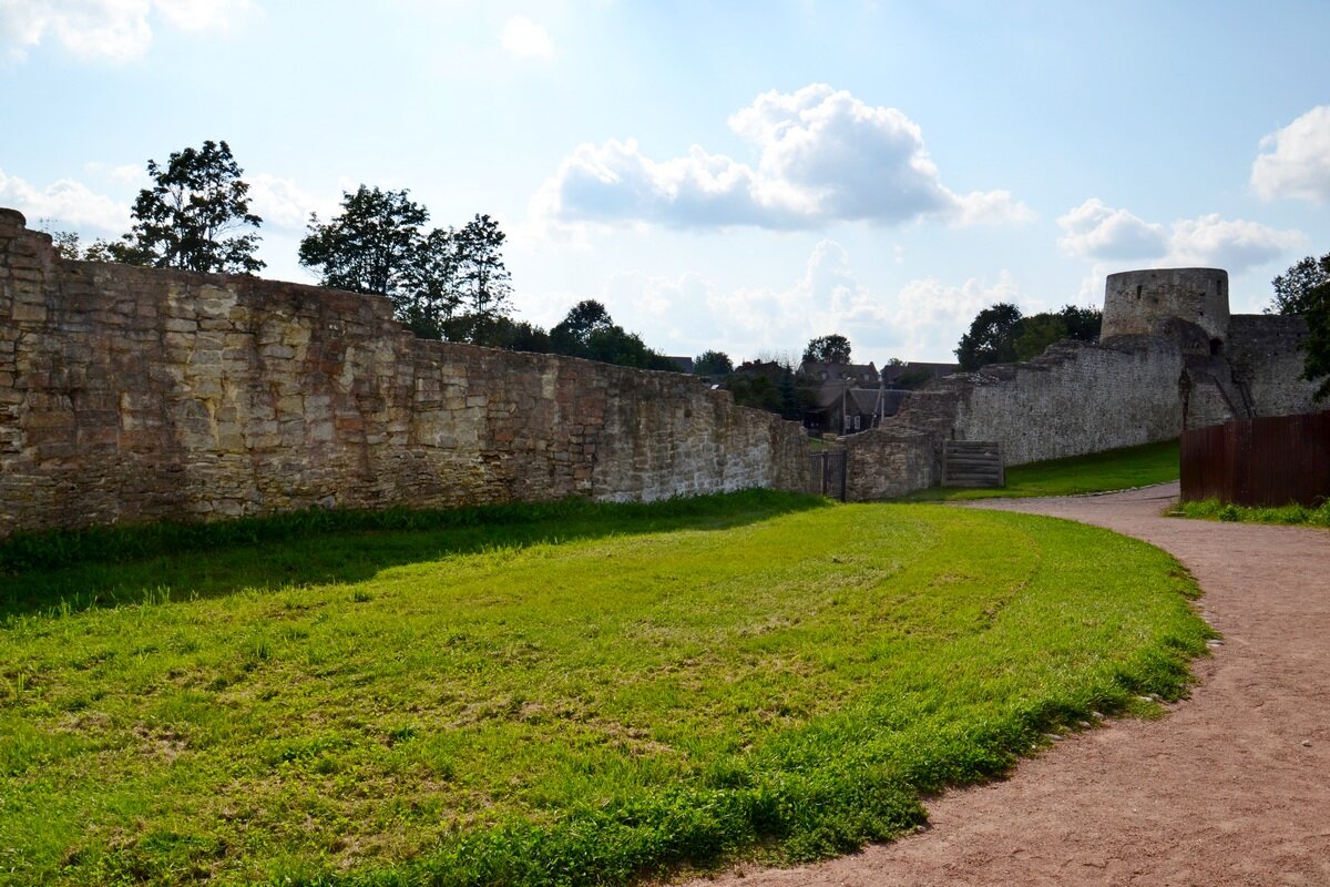 Изборская крепость - главный форпост Средневековой Руси здесь - Виктор Осипчук Изборская крепость - главный форпост Средневековой Руси здесь - Виктор Осипчук