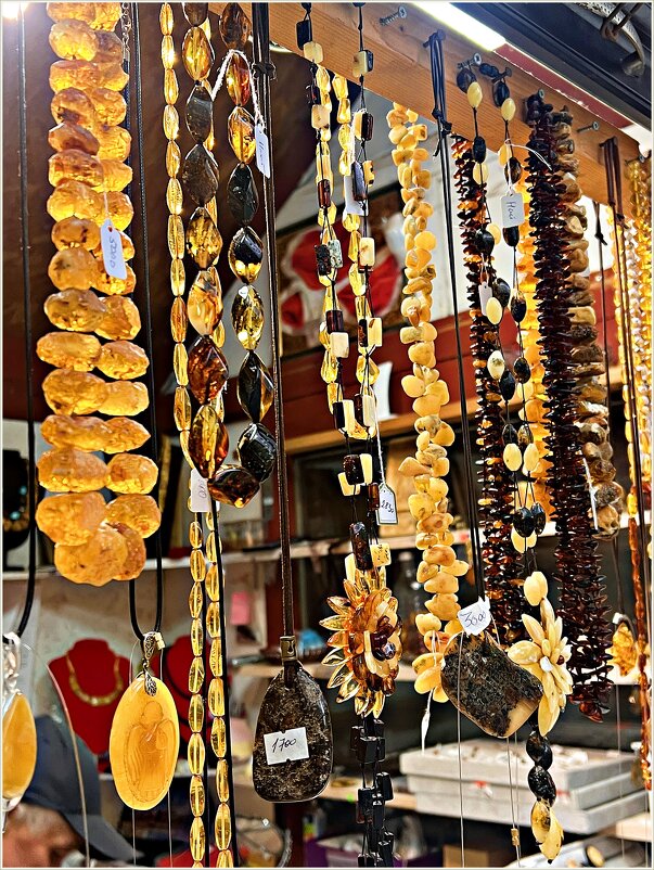 В янтарной лавке. - Валерия Комова В янтарной лавке. - Валерия Комова