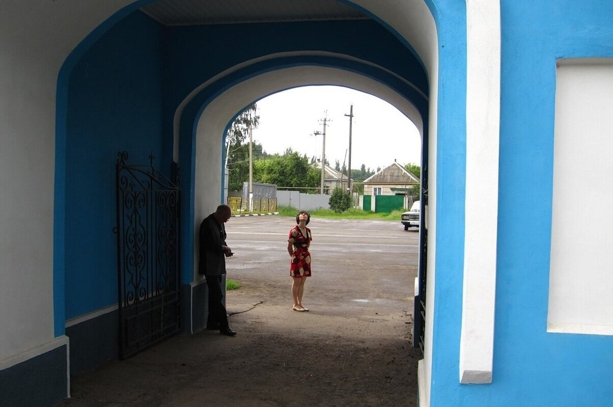 Девушка у входа в храм - Gen Vel