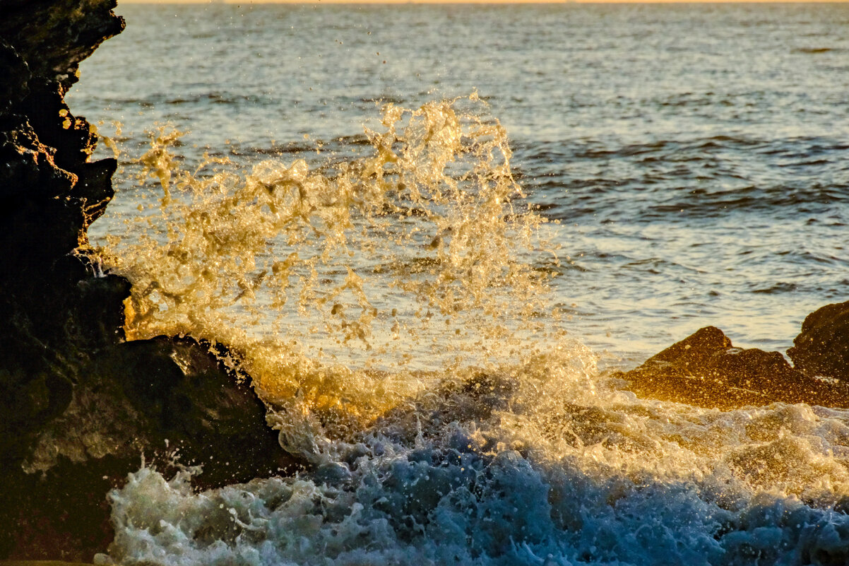 Волна бъет о скале - Георгий А