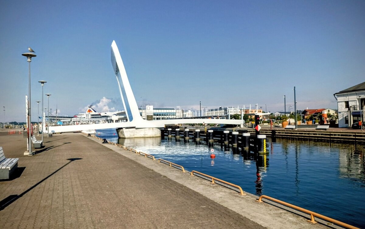 Адмиральский пешеходный мост (Admirali jalakäijate sild) - Veera V