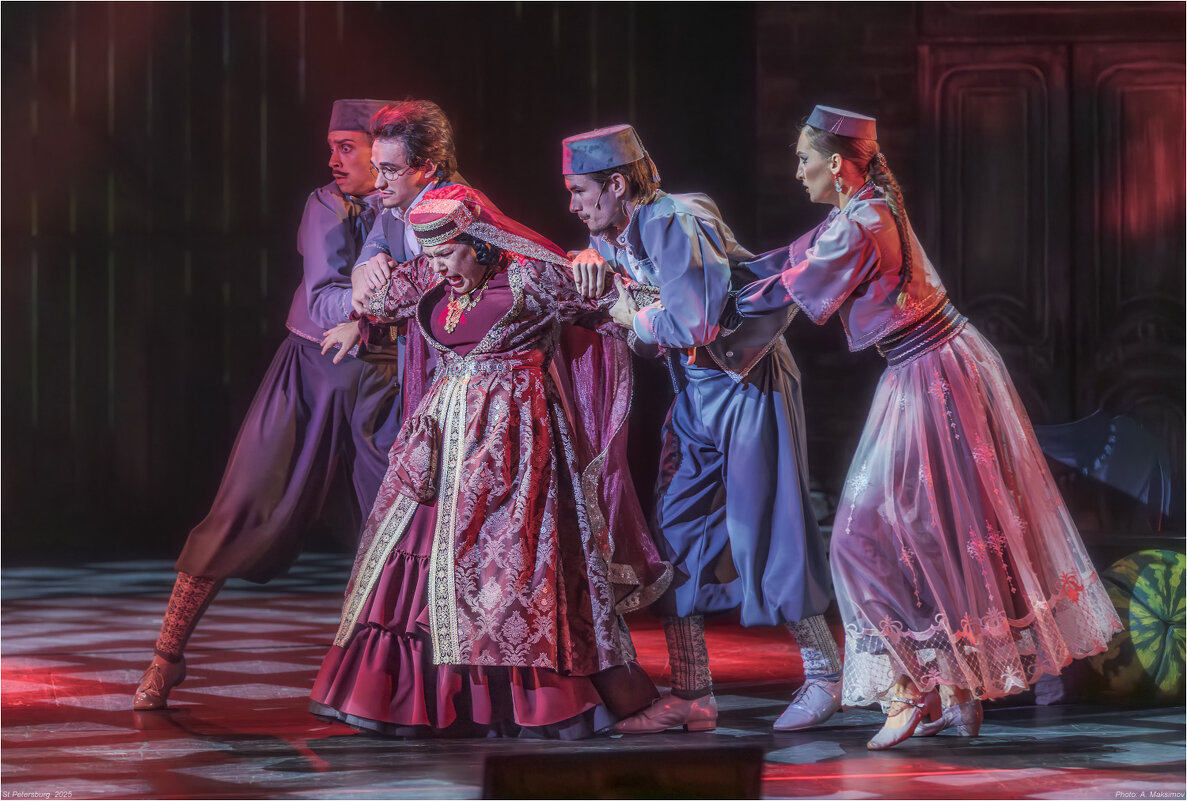 Сцена из спектакля "Ханума". - Александр Максимов