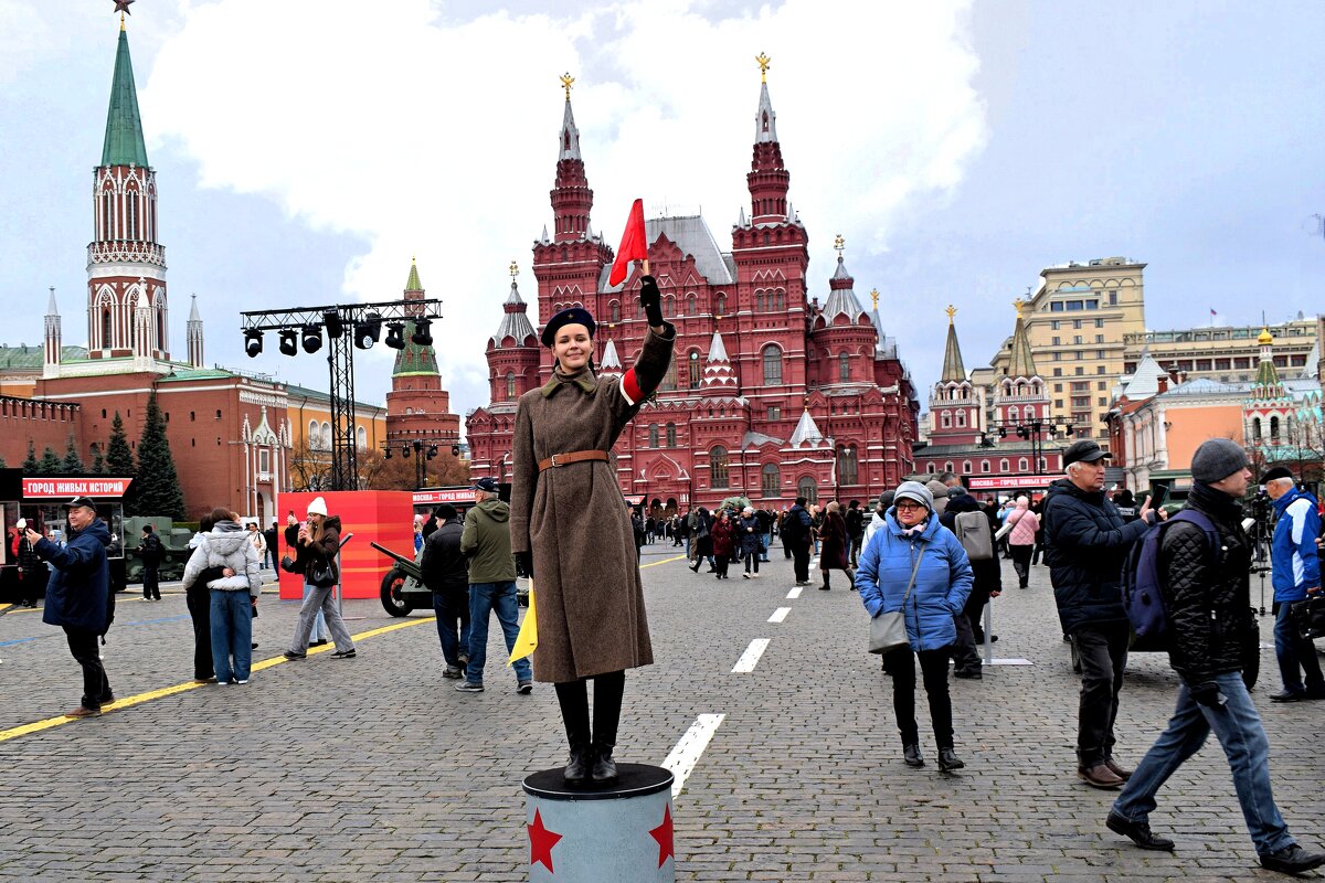 Атмосферу 1941 года создают регулировщицы. - Татьяна Помогалова