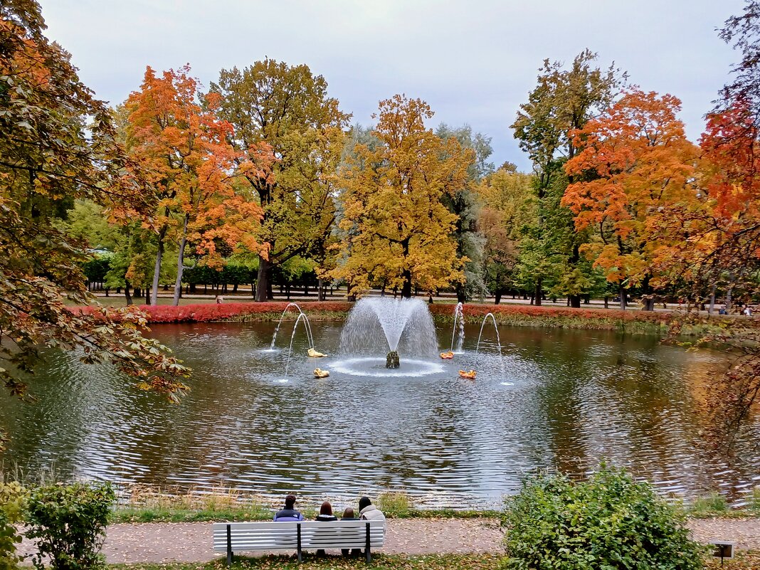 Молодёжь у фонтана в Петергофе. - Лия ☼ Молодёжь у фонтана в Петергофе. - Лия ☼