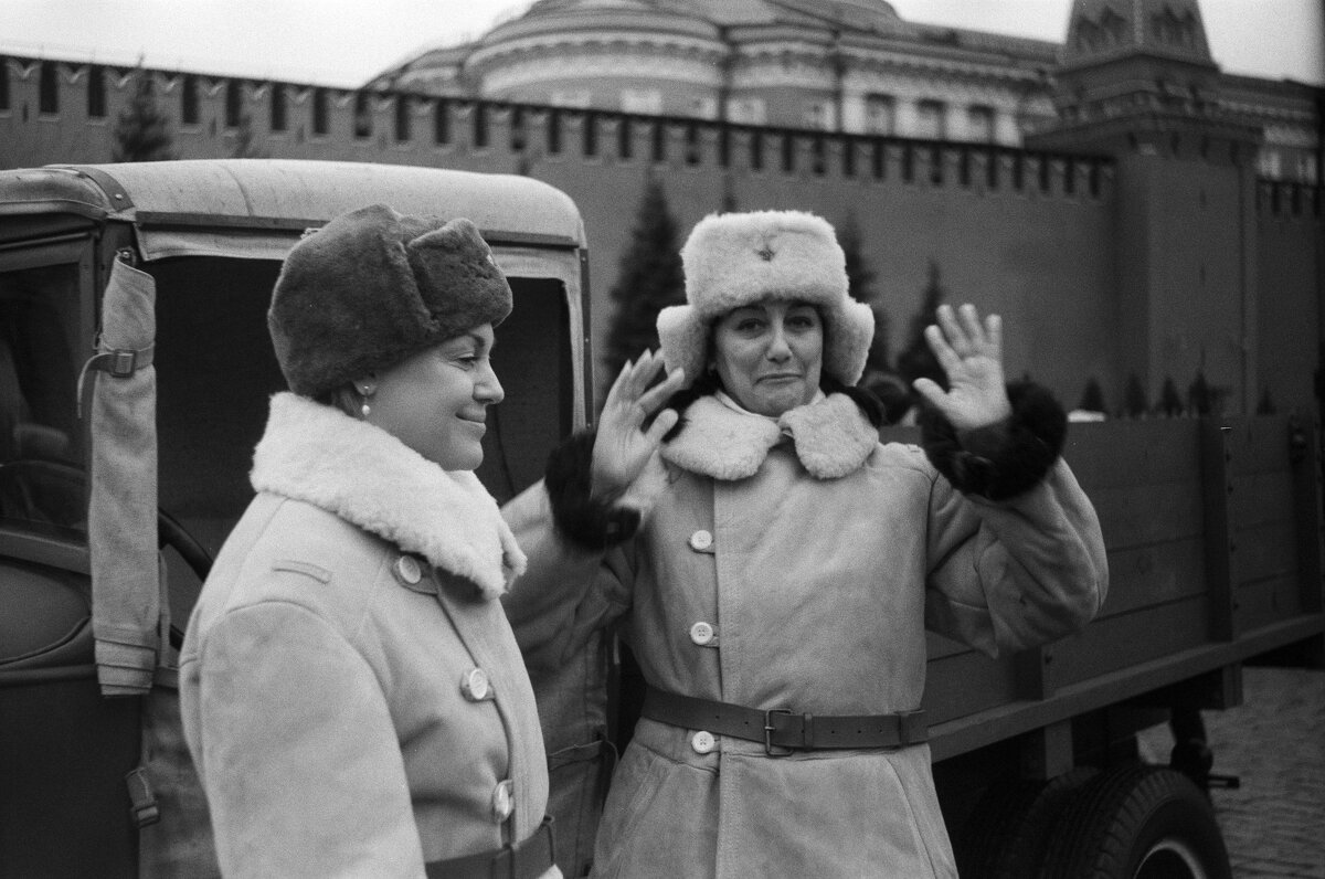 Увидели старый фотоаппарат - Сергей Золотавин Увидели старый фотоаппарат - Сергей Золотавин