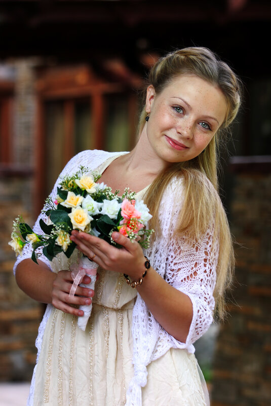 Катеринка с букетом цветов - Сергей Удовенко