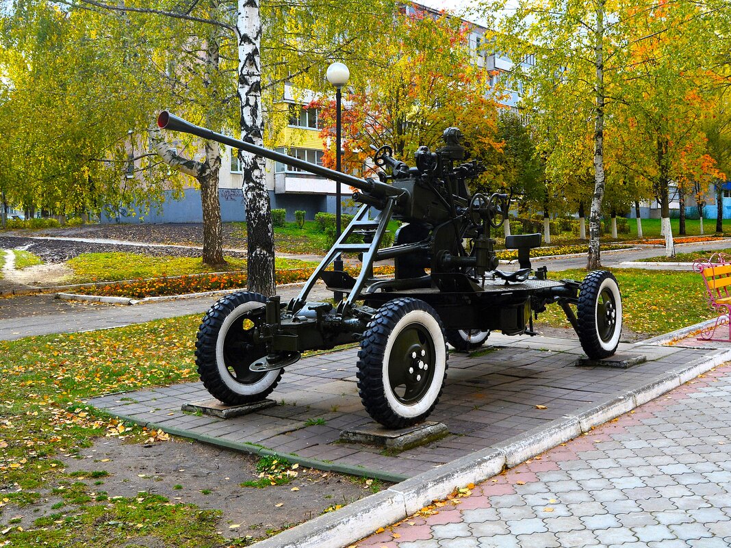 Новочебоксарск. Автоматическая 37-мм зенитная пушка АЗП 39 (61к) на Аллее Славы. - Пётр Чернега Новочебоксарск. Автоматическая 37-мм зенитная пушка АЗП 39 (61к) на Аллее Славы. - Пётр Чернега