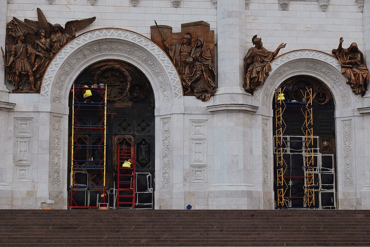 Бронзовые скульптурные композиции, украшающие храм. - Татьяна Помогалова