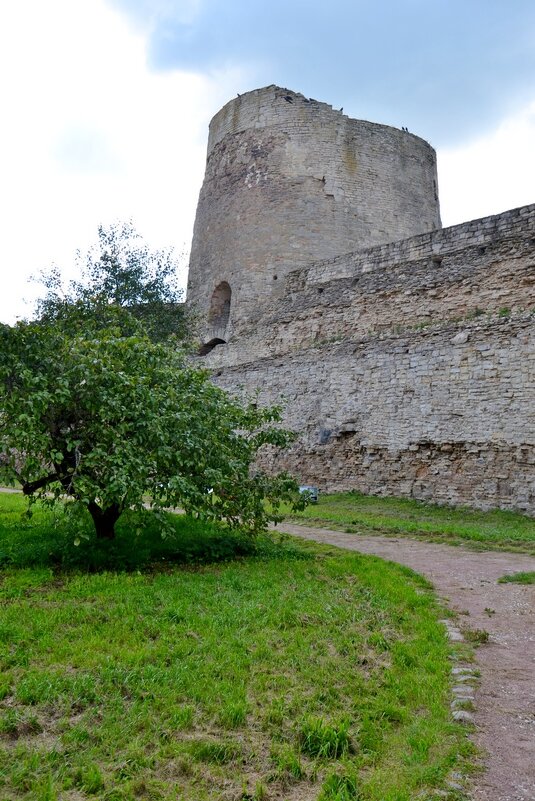 Изборская крепость - главный форпост Средневековой Руси - Виктор Осипчук Изборская крепость - главный форпост Средневековой Руси - Виктор Осипчук
