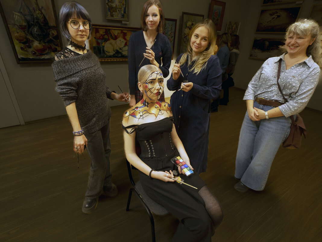 - Мы приветствуем Вас на выставке Дизайнеров в 25 году в Брянске - Евгений 