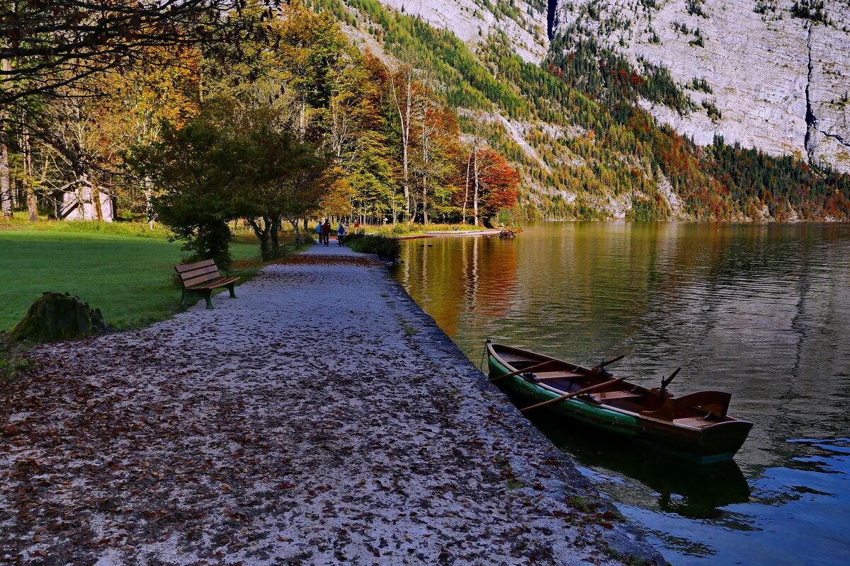 "Лодка мерно качалась. В лодке плакала осень" - Ирэн 