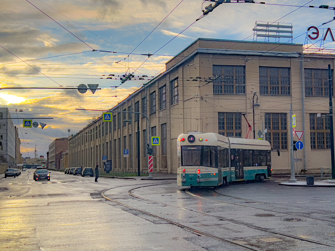 У метро Горный институт - Алексей Чуркин