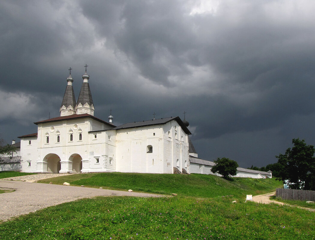 Церкви Богоявления Господня и преподобного Ферапонта над Святыми воротами и Казенная палата - Александр Ильчевский 
