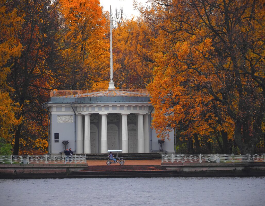 Павильон под флагом на Елагином острове - Магомед .