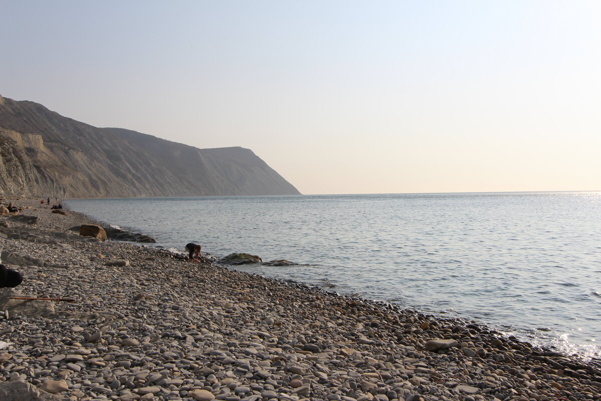 Чёрное море и малыш, играющий на берегу. - Екатерина Леш