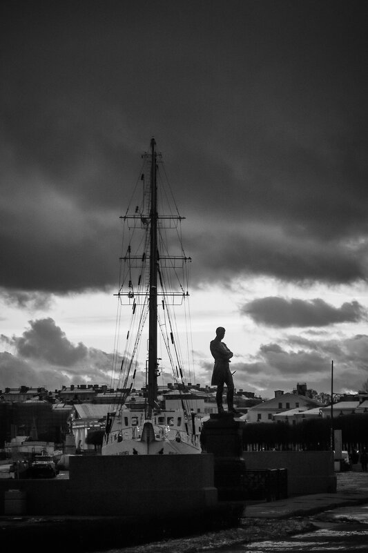 Памятник Крузенштерну И.Ф. - Олег Загорулько