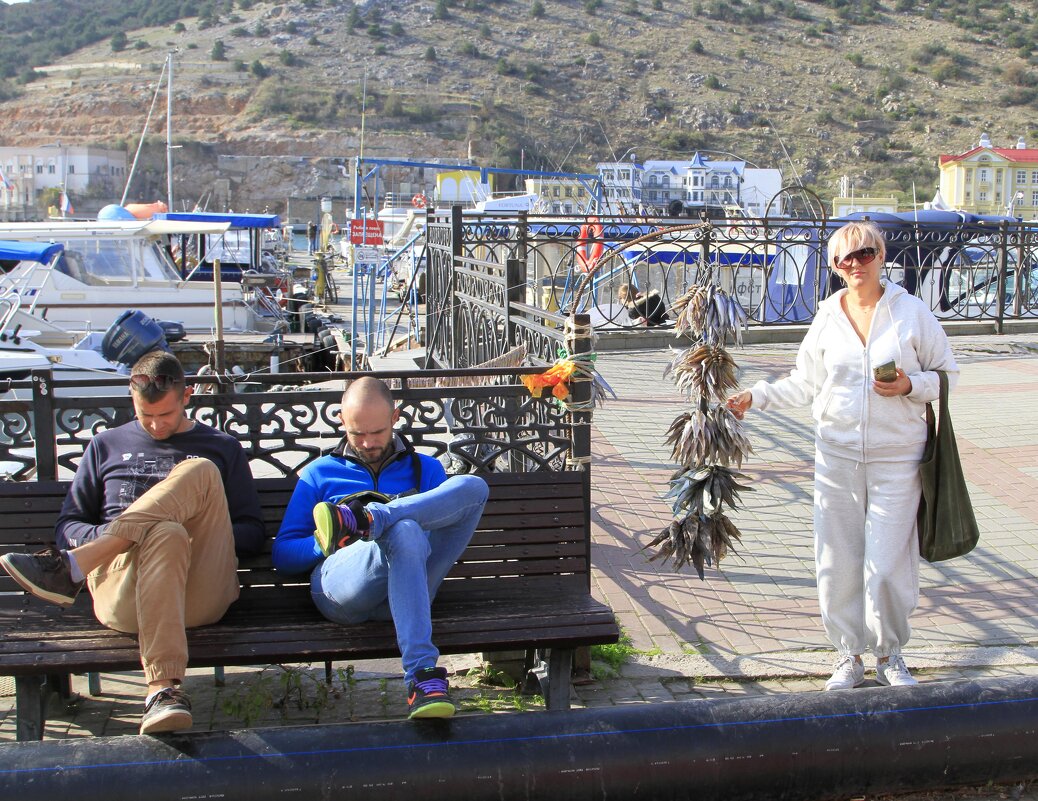 Продавцы рыбы зависли в телефонах.. - Геннадий Валеев Продавцы рыбы зависли в телефонах.. - Геннадий Валеев