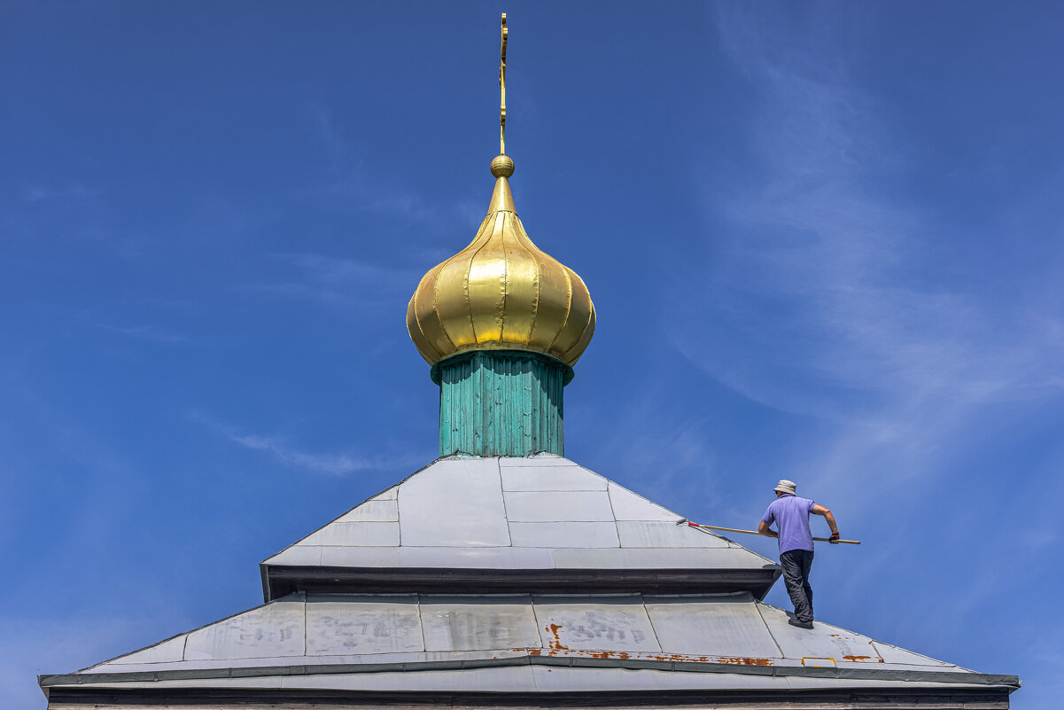 отец Андрей на крыше храма - Олег Семенов