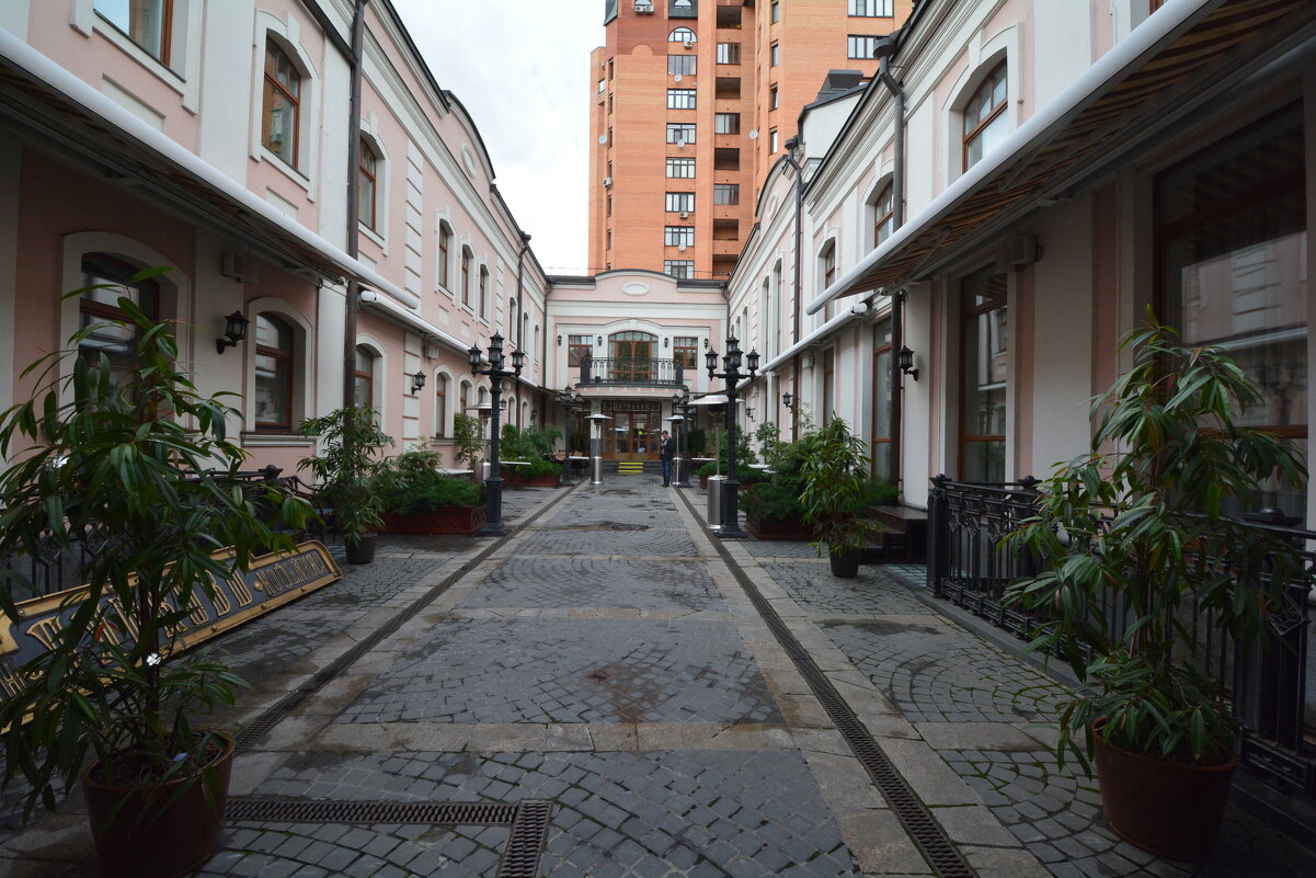 во дворе  ресторана - Галина R...