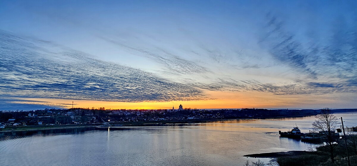 Закат над городом. Осень в Тутаеве. - Михаил Свиденцов