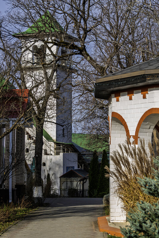 Люблю побродить по территории Свято-Михайловского мужского монастыря - Игорь Сикорский