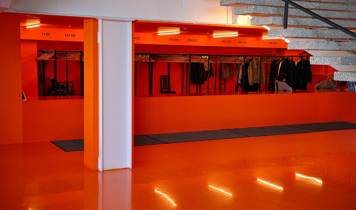 Гардероб в "Гараже" - Анатолий Колосов