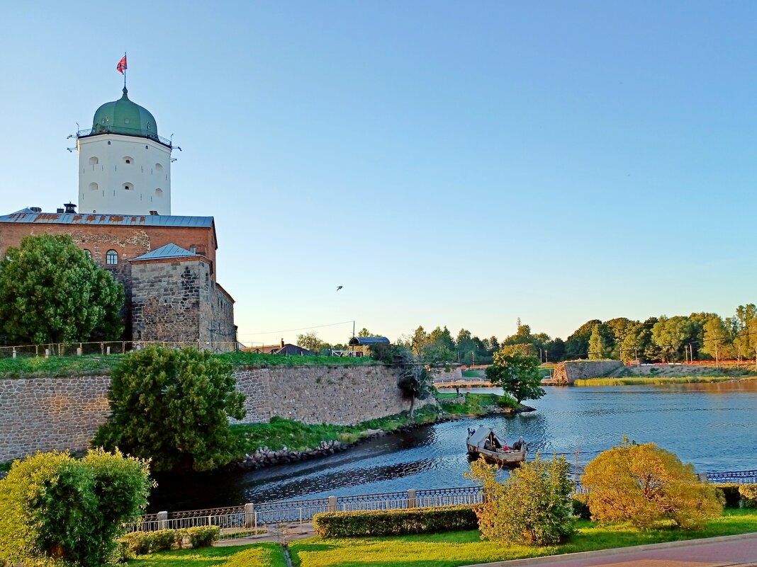 Туристическая лодка приближается к Выборгской крепости. - Лия ☼