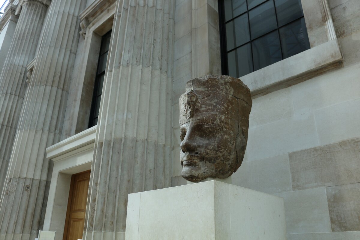 Во дворике Британского музея - Ольга 