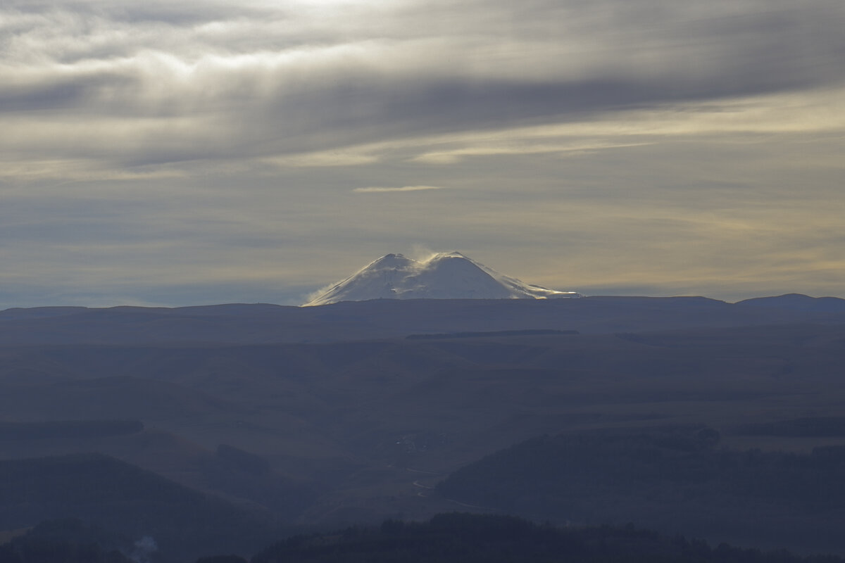 Вид на Эльбрус из Кисловодского национального парка. - Александр Николаев