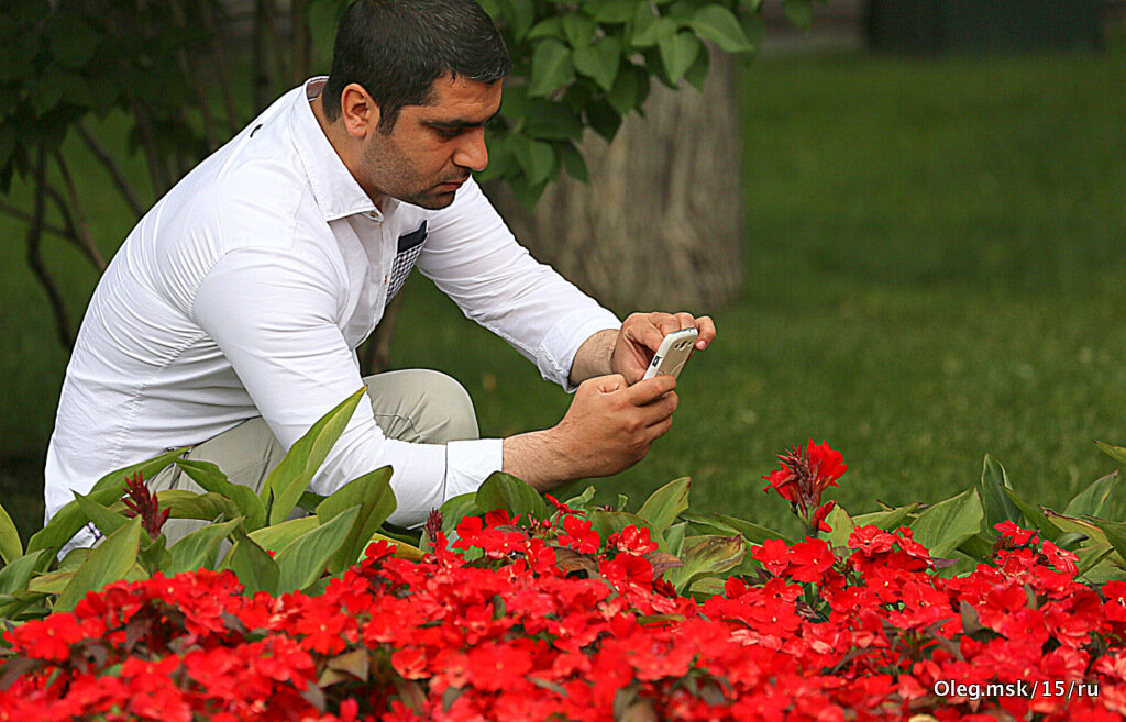 мужчина и цветы - Олег Лукьянов