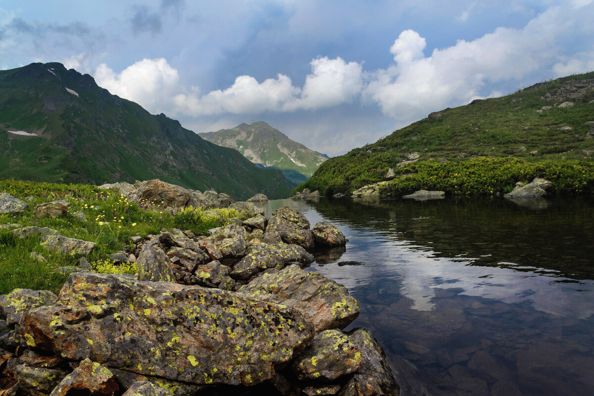 ... у озера в горах. - Сергей Лысенко