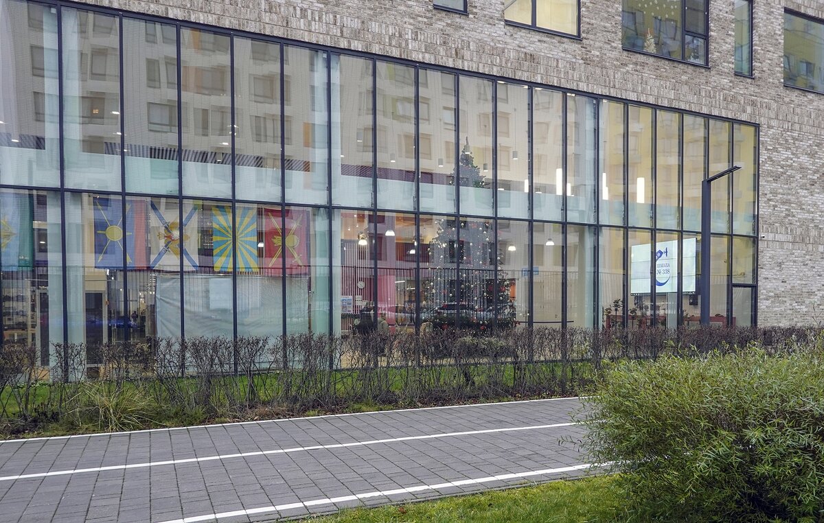 В школе ёлку установили - Валерий Иванович