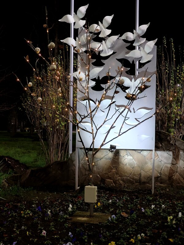 Вечерняя прогулка по городу...У входа в парк... - tatyana 