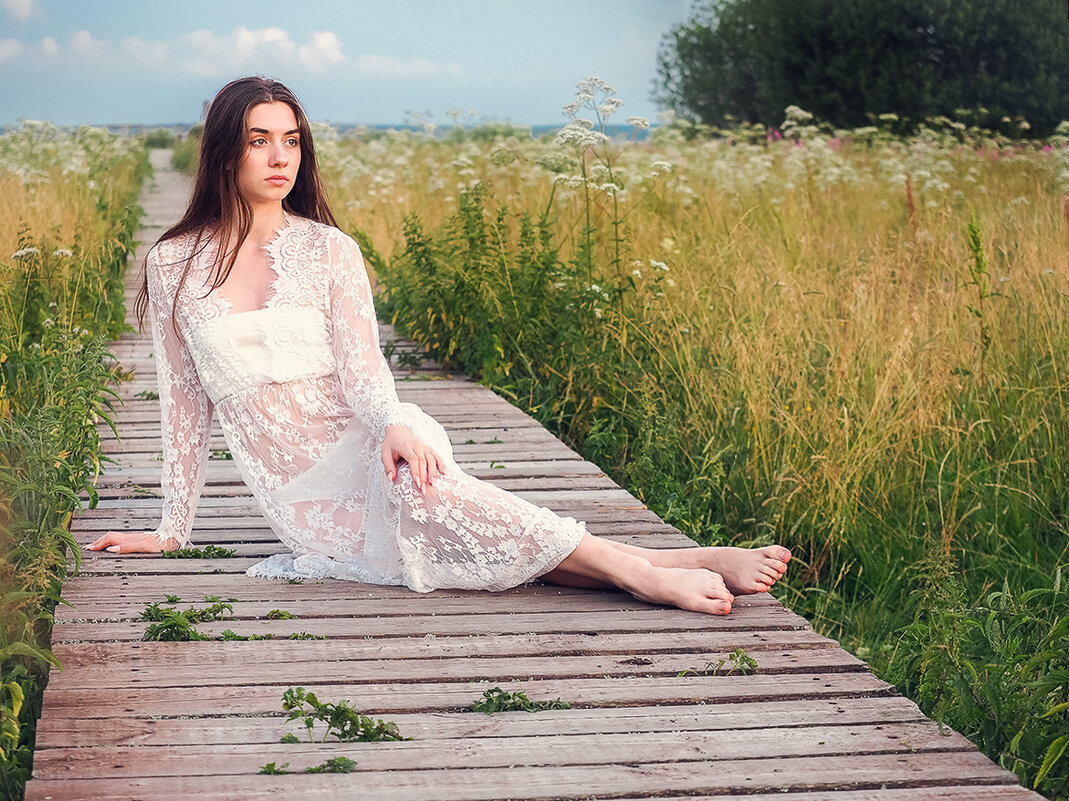 Красота приводит нас в отчаяние, она — вечность, длящаяся мгновенье, а мы хотели бы продлить ее навс - Валерий Гришин