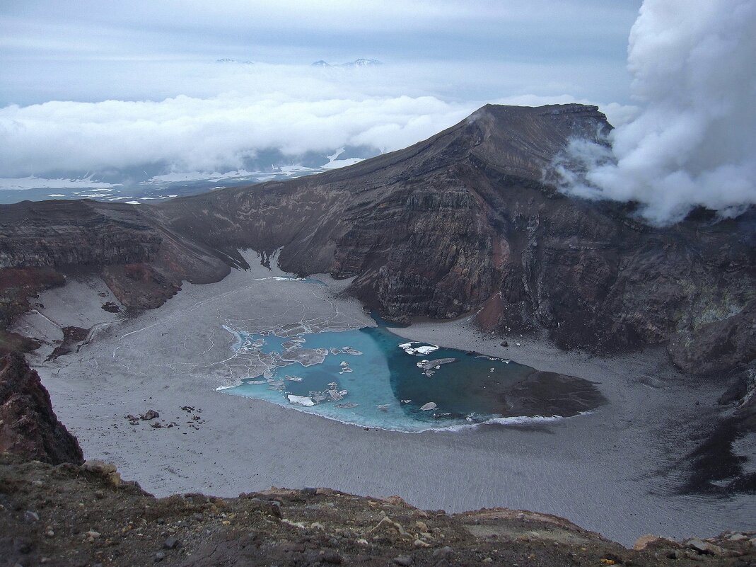 Вулканическое озеро в восточном кратере вулкана Горелый. - unix (Илья Утропов)