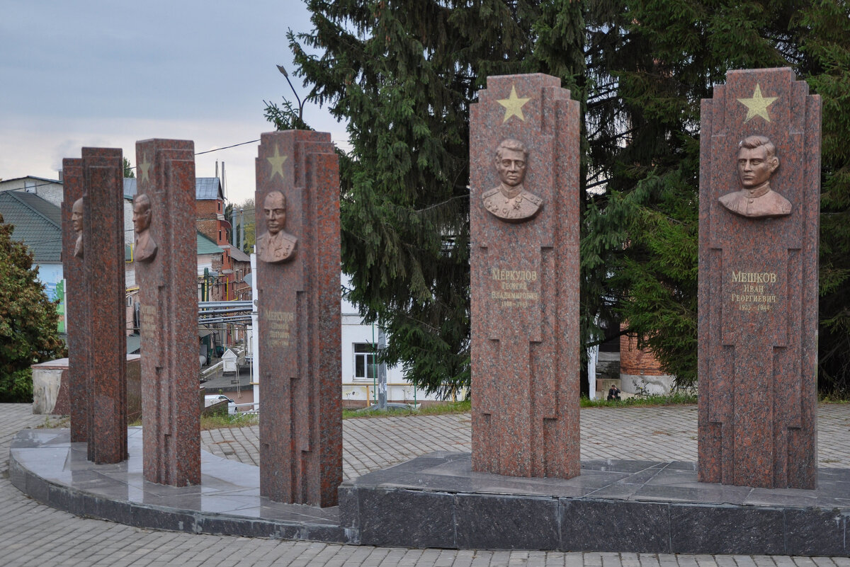 Аллея Героев на площади Победы в Ельце - Татьяна Машошина Аллея Героев на площади Победы в Ельце - Татьяна Машошина