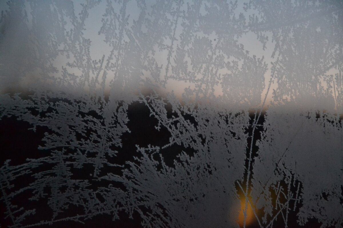 Рисует узоры мороз на оконном стекле.... - Надежда 