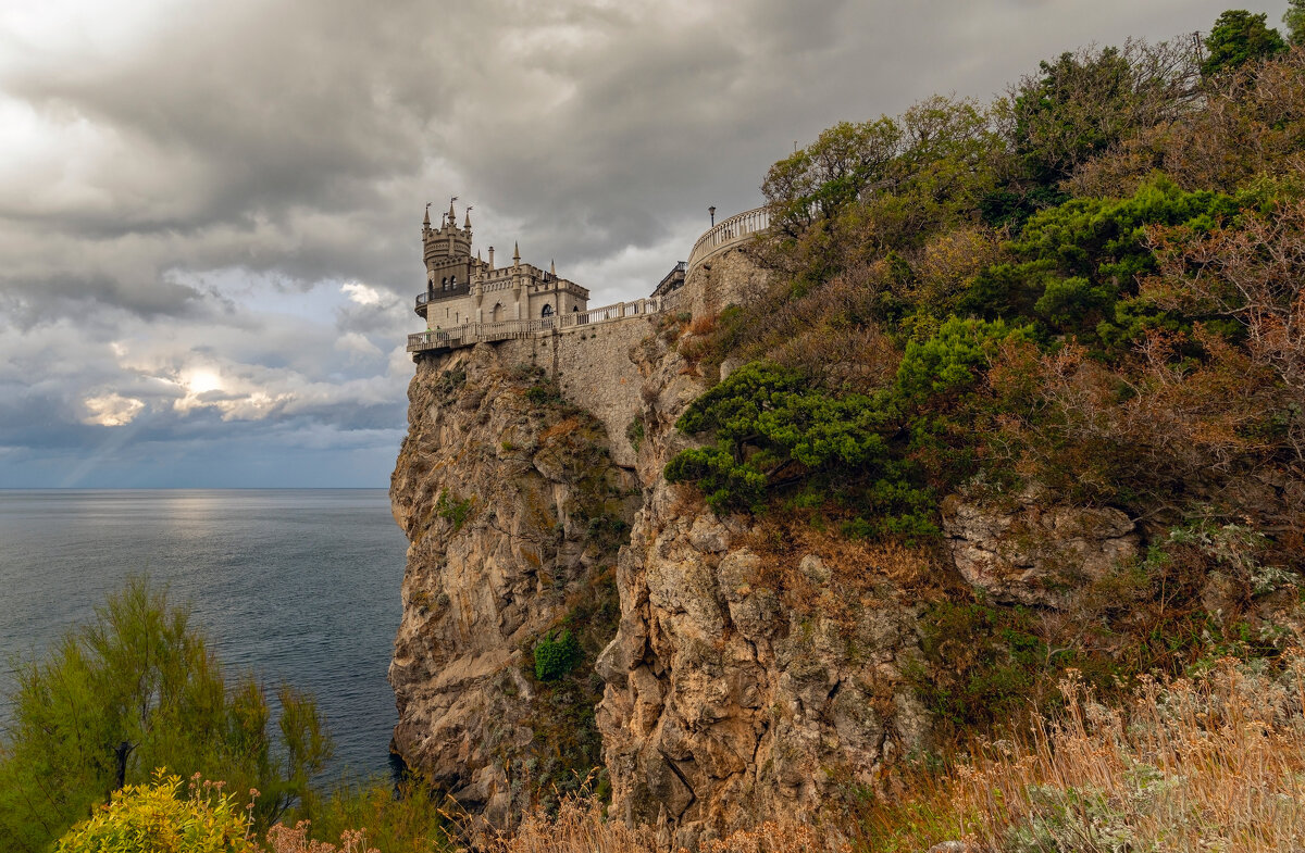 Ласточкино гнездо - Виталий Емельянов